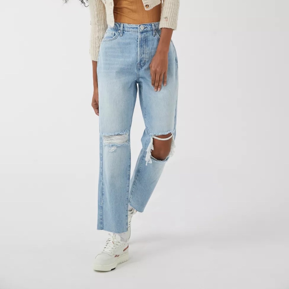 BDG Urban Outfitters High-Waisted Slim Straight Jean Ripped‎ Light Wash W28